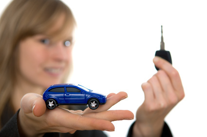 Kfz-Versicherung: Nicht nur der Preis entscheidet - 18 jahre auto autokauf autoschlüssel begeistert bestanden blond darlehen erfolg erwachsen fahren fahrerlaubnis fahrprüfung fahrschule finanzierung frau freude fröhlich führerschein geschenk glücklich kauf kaufen lachen lachend mietwagen mädchen neuwagen planen prüfung schlüssel staunen strahlend teenager vorfreude zufrieden zukunft.