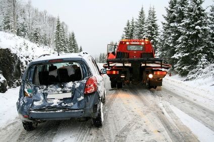 Wer eine private Unfallversicherung braucht - Winter, Unfall, Auto, Winter, Unfall, Auto.