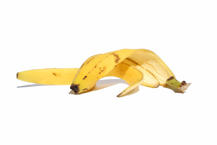 Neue Unisex-Tarife in der Unfallversicherung - abfall alt ausrutschen banane bananenschale bioabfall biomüll falle freigestellt gefahr gelb hinfallen hintergrund isoliert leer missgeschick müll organisch pech risiko schale unachtsam unachtsamkeit unaufmerksam unaufmerksamkeit unfall unglück versicherung weiß.