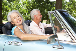 Die beste Kfz Versicherung für Cabrios - Cabrio, Ehepaar, Auto.