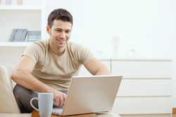Karriere im Direktmarketing - Surfen apartment ausdruck ausspannend caucasian chambre computer couch drahtlos einzig entspannt erholung erwachsen foto freudig gut interior internet job suche karriere kleidung laptop lesestoff leute living lächeln lächelnd lässig mann meldung männlich online pc person photographie post ruhelosigkeit schauend sitzend szezieren tippen von innen web work working zimmerer zuhause.