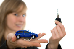 Kfz-Versicherung: Nicht nur der Preis entscheidet - 18 jahre auto autokauf autoschlüssel begeistert bestanden blond darlehen erfolg erwachsen fahren fahrerlaubnis fahrprüfung fahrschule finanzierung frau freude fröhlich führerschein geschenk glücklich kauf kaufen lachen lachend mietwagen mädchen neuwagen planen prüfung schlüssel staunen strahlend teenager vorfreude zufrieden zukunft.