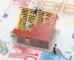 Klimafreundliche Kredite steigern die Energieeffizienz im Bestand und bei Neubauten - arbeit arbeiter architekt architektur bank bauen bauherr baustelle bauträger blau business dach dachdecker detail eigentum euro euros farbe farben fertighaus finanzkrise geld gerüst handwerk handwerker haus hausbau hausplanung hintergrund job kredit krise mann maurer mensch menschen nahaufnahme neubau people plan planung rohbau rot teuer traumhaus vordergrund wirtschaftskrise währung zimmerer zimmermann.