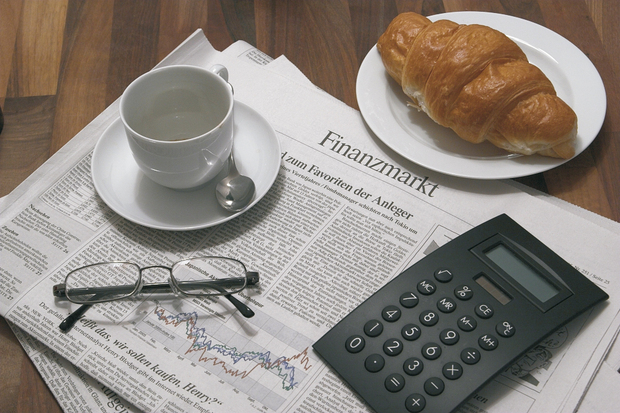 Die WM als Finanzprodukt - Geldanlage, Zeitung, Frühstückstisch, Frühstücken, Tasse, Essen, Croissant, Kursverlauf, Lupe, Börsenkurs, Finanzmarkt, Lesen, Kurse, Börsenhandel, Suchen, Nachrichten, Aktuelles, Geldanlagen, Zeitungen, Magazin, Zeitschrift, Zeitschriften, Magazine, Frühstück, Tassen, Ernährung, Mahlzeit, Nahrung, Lebensmittel, Croissants, Lupen, Börse, Börsenkurse, Aktienhandel, Aktienmarkt, Aktie, Aktien, Dax, Aktienindex, Depot, Aktiendepot, Kurs, Aktienkurs, Finanz, Finanzen, Suche, Nachricht.