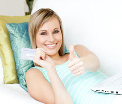 Kreditsummen bei Onlinekrediten häufig höher - Notizbuch Surfen attraktiv auf ausspannend beautiful caucasian charmant computer couch daumen drahtlos einkäufer entspannen erwachsen frau freudig interior internet karte kredit kreditinstitute laptop lebensstil lehne leisure liegend auf dem bauch lying down lächeln lächelnd meldung online pc positive ruhelosigkeit sofa spending strahlenfeuerfisch technologie weather web weiblich wohnzimmer zuhause.