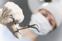 Vorerkrankungen beim Abschluss nicht verschweigen - Krank, Krankenhaus, Operation, Schwester, Doktor, Dr., OP.
