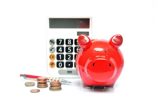 Niedrige Zinsen für Umschuldung nutzen - Rechnen, Taschenrechner, Sparschwein, Geld, Kredit, Kosten.