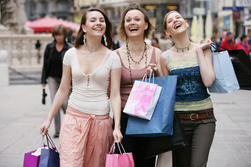 Günstige Zeiten für einen Kreditwechsel - angebot ausgeben city einkauf einkaufen einkaufsbummel einkaufsstrasse einkaufstüte einkaufstüten euphorie euphorisch familienleben fashion frau freizeit freundinnen geld geld ausgeben geld vergeuden geschäft geschäfte glück glücklich junge frau jungendliche kaufen kleider kleidung kleidungsgeschäft konsum konsumieren laden life lifestyle mode mutter mädchen neu sell sommer stadt tochter töchter tüten vergeuden weiblich zeitgemäß.
