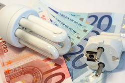 Günstigster Stromanbieter - abnehmer banknoten elektrizität energiepreise energiesparlampe euro finanzen geldscheine glühbirne haushaltskosten kalkulation lebenserhaltungskosten nebenkosten sparen sparlampe stecker strom stromabrechnung stromkosten strompreise stromrechnung stromverbrauch stromversorger stromversorgung symbolbild symbolisch verbraucher.