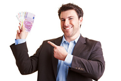 Vorsicht vor falschen Zinsversprechen - altersvorsorge banknote brünett business erfolg euro europäer finanzen finanzierung finger freisteller freude fächer geld geldschein geldscheine geschäftsmann gesicht gewinn gewinnen glücklich günstig halten jung kopf kredit lachen manager mann mensch männlich person portrait reichtum rente scheine sicherheit sparen sparsamkeit strahlen student studioaufnahme tragen vorsorge vorsorgen wirtschaft zeigefinger zeigen überraschung.